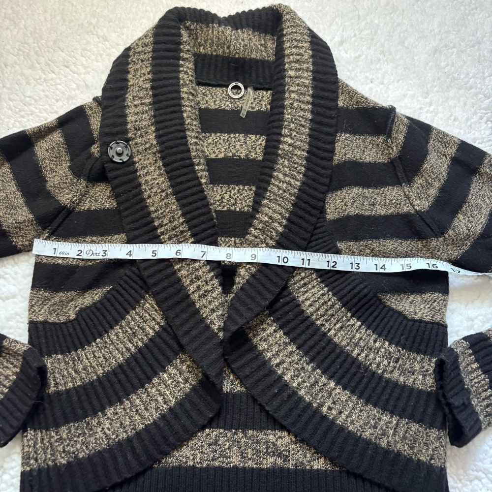 ⭐️⭐️⭐️One Girl Who Black and Brige Striped Bolero Cardigan size Medium - Picture 4 of 6